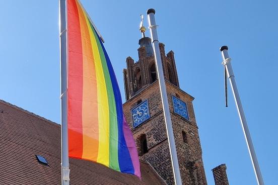 Auch 2024 flattert die Regenbogenfahne am 17. Mai vor dem Rathaus im Wind.