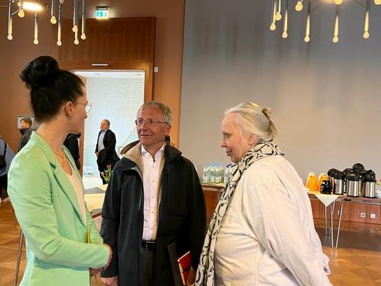 Sozialbeigeordnete Alexandra Adel im Gespräch mit Professorin Barbara Seliger (re.) und einem Teilnehmer.