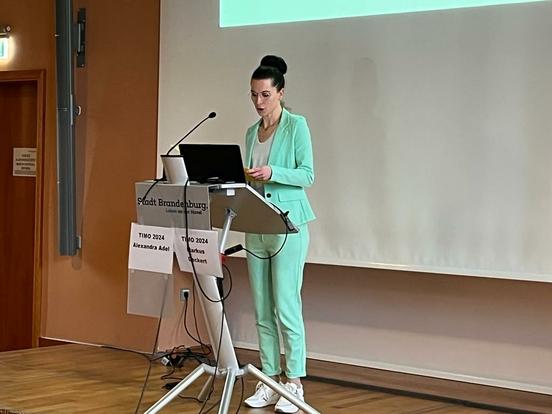 Sozialbeigeordnete Alexandra Adel eröffnete den zweiten Tag des Symposiums im Rolandsaal des Altstädtischen Rathauses.