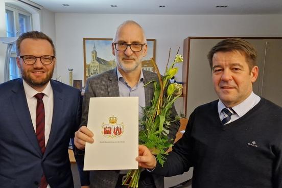 Oberbürgermeister Steffen Scheller und Bürgermeister Michael Müller verabschieden Peter Reck.