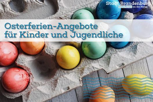 Bunte Ostereier in einer Verpackung.