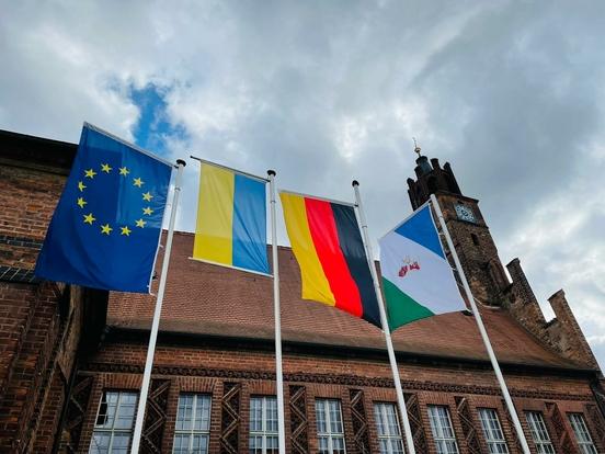 Aus Solidarität mit der Ukraine wurde am Freitag vor dem Brandenburger Rathaus die ukrainische Flagge gehisst.