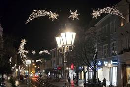 Blick in die festlich geschmückte Hauptstraße.