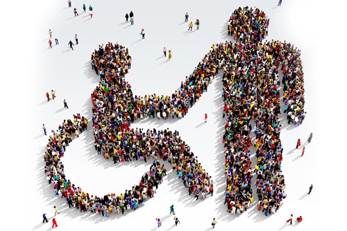 Grafik mit Person im Rollstuhl und stehende Person, die sich die Hand reichen