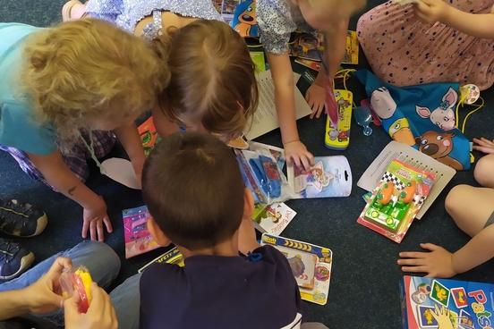 Kinder beim lesen und spielen in der Fouqué-Bibliothek