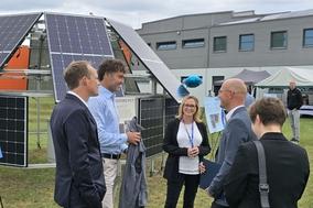 Oberbürgermeister Daniel Keip im Gespräch mit CTO Ed Crossland und Prof. Henry Snaith.