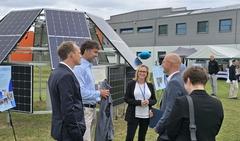 Oberbürgermeister Daniel Keip im Gespräch mit CTO Ed Crossland und Prof. Henry Snaith.