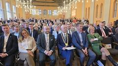 Annähernd 300 Gäste waren zur Amtseinführung ins Rathaus gekommen.