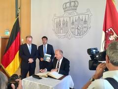 Eintrag in das Goldene Buch der Stadt Brandenburg an der Havel von Ministerpräsident Dr. Dietmar Woidke des Landes Brandenburg