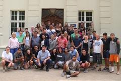 Gruppenfoto vor Schloss Gollwitz