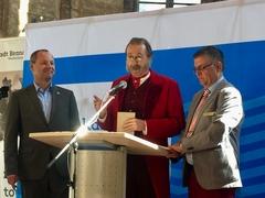 Theodor Fontane beehrt die Gäste