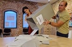 Stephanie Knitter und Johannes Lamprecht leeren die Wahlurne im Wahllokal im Gotischen Haus. Dort hatten 628 der 1.365 Wahlberechtigten ihre Stimme ab