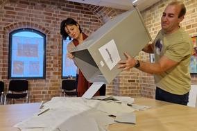 Stephanie Knitter und Johannes Lamprecht leeren die Wahlurne im Wahllokal im Gotischen Haus. Dort hatten 628 der 1.365 Wahlberechtigten ihre Stimme ab