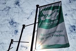 Die Mayors-for-Peace-Flagge weht auch am Brandenburger Rathaus im Wind.