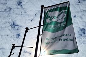 Die Mayors-for-Peace-Flagge weht auch am Brandenburger Rathaus im Wind.