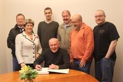 Theophile Sterckx beim Eintrag ins Gästebuch der Stadt