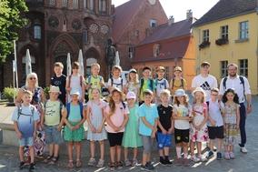 Gruppenbild vor dem Brunnen am Altstädtischen Rathaus.