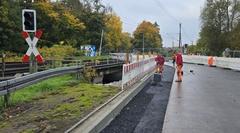 Die beauftragte Baufirma asphaltiert die Fahrbahnverbreiterung.