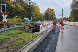 Die beauftragte Baufirma asphaltiert die Fahrbahnverbreiterung.