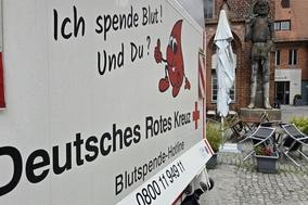 DRK-LKW vor dem Rathaus.