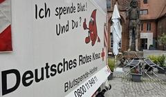 DRK-LKW vor dem Rathaus.