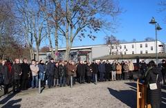 eine Gruppe von Menschen, Gegenüber von Ihnen spricht eine Person am Pult