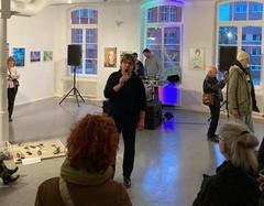 Matti M. Matthes vom Freundeskreis der Kunsthalle Brennabor e. V. bei der Eröffnung.