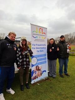 Siegerin Liesbeth mit Trainer, Torsten Witte von der Lebenshilfe und Organisatorin Doreen Charlet.