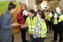 Alexandra Adel beim Verteilen der Urkunden.