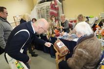 Den Kunsthandwerkerinnen konnte über die Schulter geschaut werden.