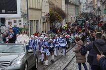 Umzug auf der Jahrtausendbrücke.