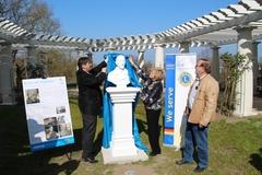 Dr. Dietlind Tiemann und Steffen Scheller enthüllen gemeinsam mit Klaus Windeck (rechts), Mitglied des Kuratoriums der Wredow‘schen Zeichenschule, die Büste.