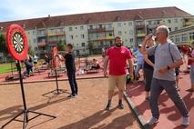 Pfeile flogen am Dartstand.