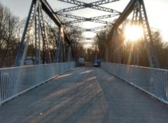 Fahrbahn und Zäune sind schon installiert.