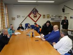 Jugendwartin Jennifer Schultze erläutert Jens Stapel, wofür das gewonnenen Geld eingesetzt wird.