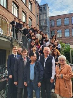 Gruppenfoto vor der Akademie Seehof.