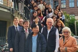 Gruppenfoto vor der Akademie Seehof.
