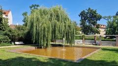 Brunnen in einer Grünanlage mit Weide.