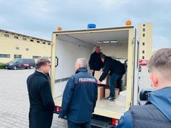 Dann werden die Krankenfahrzeuge mit medizinischem Material und haltbaren Lebensmitteln beladen.