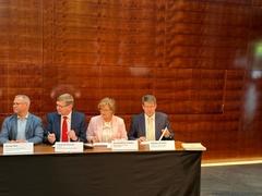 Oberbürgermeister Steffen Scheller bei der Unterzeichnung