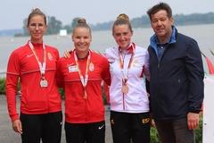 Oberbürgermeister Steffen Scheller (rechts) mit den Medaillengewinnerinnen Vanda Kiszli (Gold, Ungarn, Mitte), Panna Csepe (Silber, Ungarn, links) und Ir