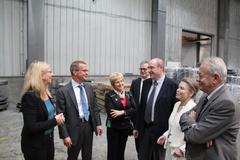 Jordi Gabbaro (rechts) und  Mercedes Magranè (2. von rechts) zeigen gemeinsam mit dem Betriebsdirektor Josep Castells (3. von rechts) das Werk. Minister Gerber (2. von links), Oberbürgermeisterin Tiemann und Peter Kwass (ZAB) folgen gespannt den Ausführungen.