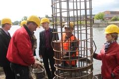 Die Hülse wird in die Bohrpfahlründung versenkt.