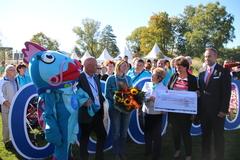 Dr. Dietlind Tiemann und Britta Stark gratulieren Carmen Dippel. MBS-Vorstand Andreas Schulz hat den Scheck mitgebracht.