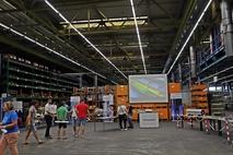 Auf einer großen Leinwand wurden Fertigungsprozesse dargestellt.