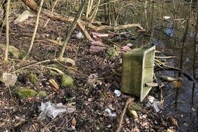 Stadtforstteam beseitigt Verunreinigungen im Naturschutzgebiet an der Malge