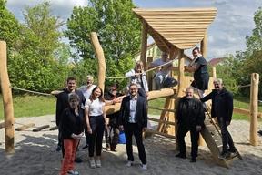 Menschen auf einem Spielplatz
