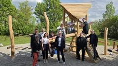 Stadtverordnete und Verwaltungs-Mitarbeiter waren zu Einweihung des Spielplatzes ebenfalls erschienen.
