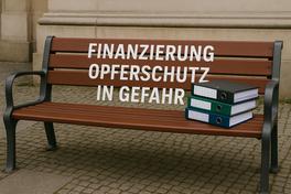 Symbolbild Bank mit Akten