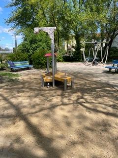 Neues Spielgerät auf dem Spielplatz – eine Sandküche